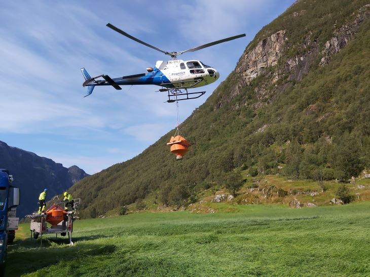 Omtrent 60 innsjøer blir kalka i Rogaland. Dette skjer med helikopter eller båt. Her fra Frafjord i Gjesdal. Foto: Ørjan Simonsen/Fylkesmannen i Rogaland 