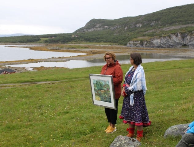 Olaug Bollestad overrekker den nasjonale kulturlandskapsprisen til Mona Henriksen. Foto: C Amundsen