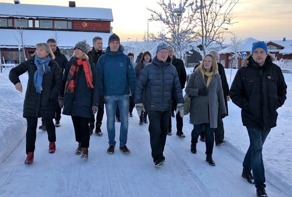 Fylkesmannen og følget fikk en omvisning i et vintervakkert sentrum i Rindal kommune.