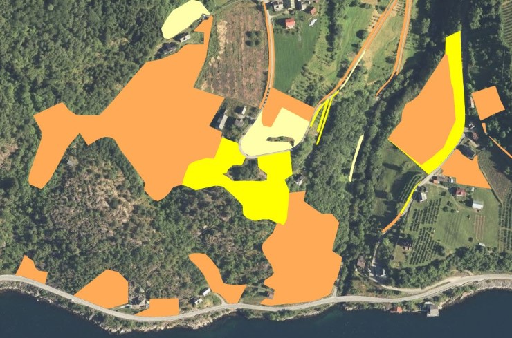 Temalaget viser registrert jordbruksareal der det ikkje er søkt om arealtilskot, og som då ikkje lengre er i aktiv drift. Areala er delt inn i tre typar: fulldyrka jord (orange) , overflatedyrka jord (gul) og innmarksbeite (lys gul).