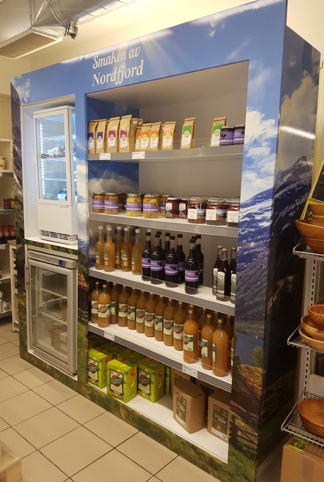 Monter i butikk med lokale produkt frå Nordfjord