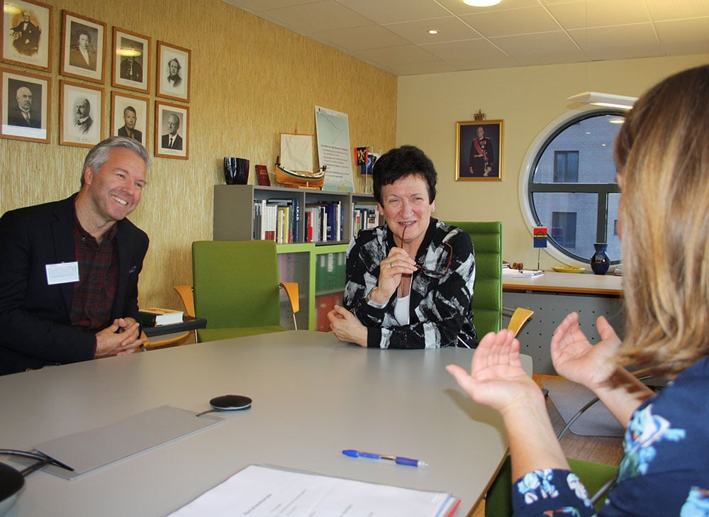 Husbankens seniorrådgiver, Marit Iversen (t.h) i samtale med Andree G. Meby og Hill-Marta Solberg.