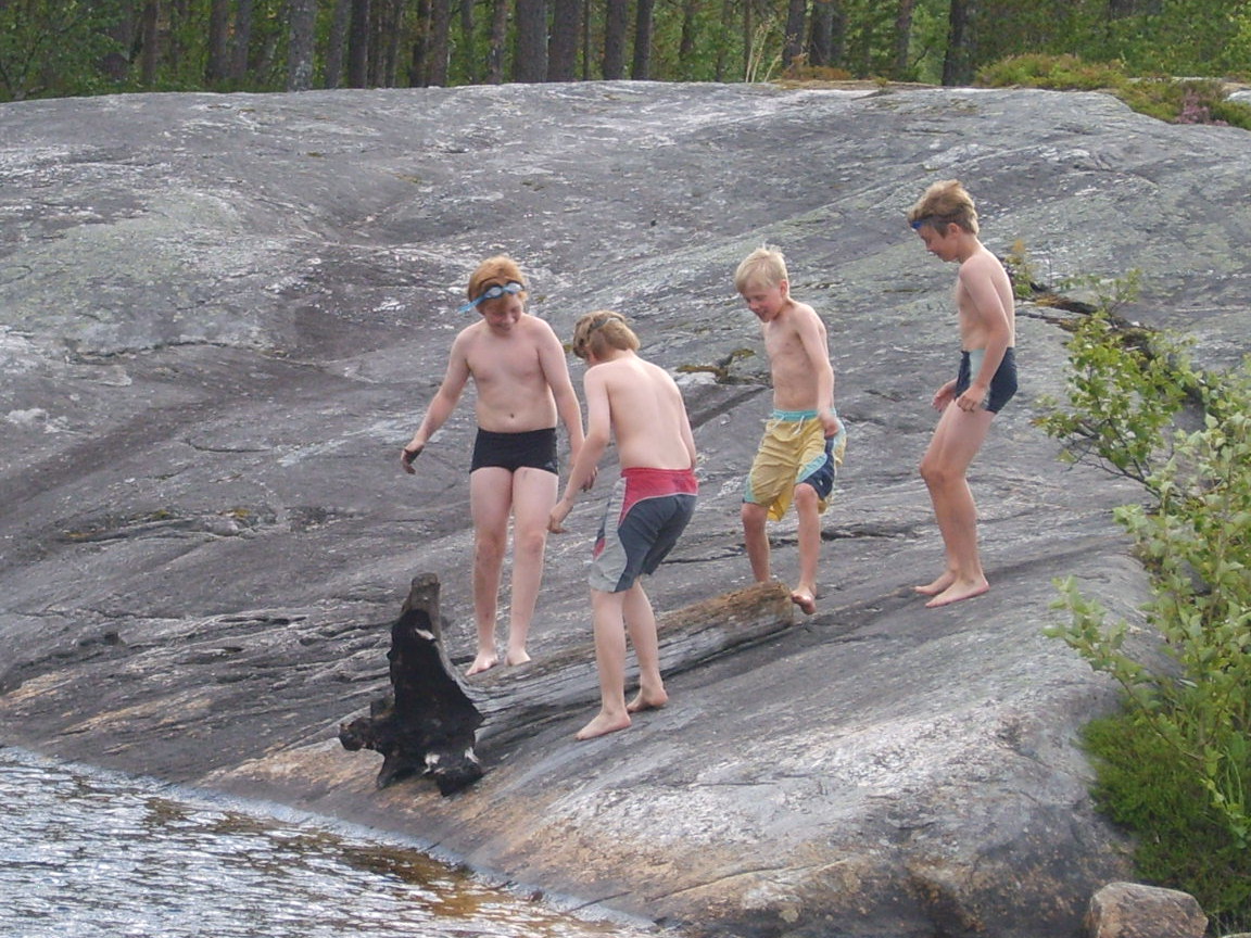 Unger som bader - friluftsliv og naturopplevelse som kilde til folkehelse - ved Kulpen - Tverlandet i Bodø
