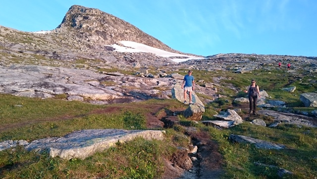 På tur ned fra Per Kalsatind (Foto: Hege Rasmussen, Fylkesmannen i Nordland)