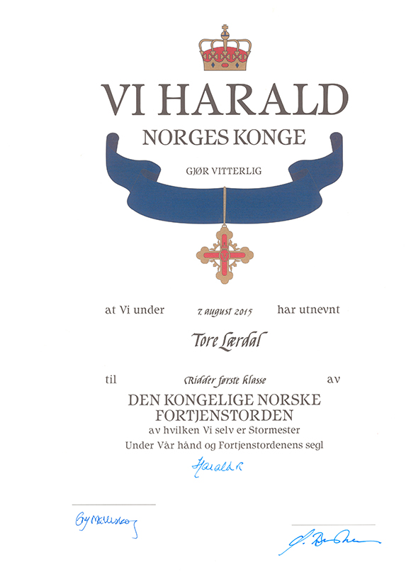 Ordensdiplomet underteikna av H.M. Kongen, tildelt Tore Lærdal i Laerdal Medical. 